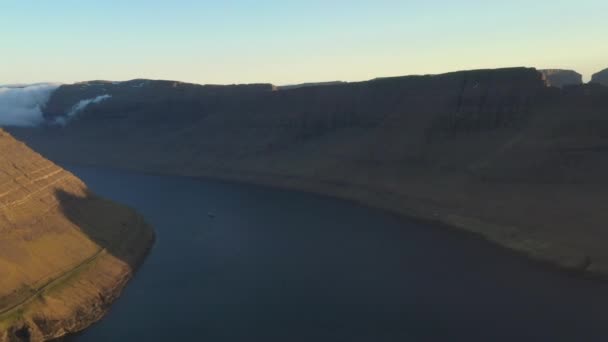 Drone strzał z góry Malinsfjall przez morze do Bordoy i Kunoy — Wideo stockowe