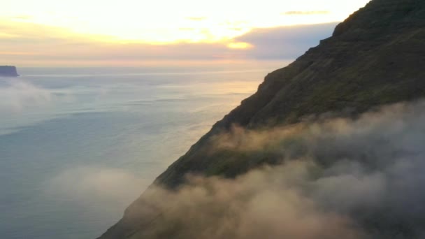 Drone Flight of Mist och soluppgång från Vidareidi — Stockvideo