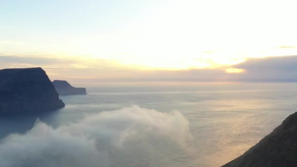 Беспилотный полет тумана и восхода солнца из Видарейди — стоковое видео