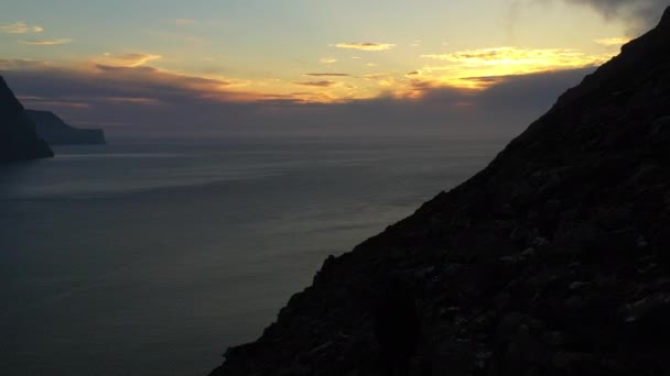 Drohne über dem Mann am Villingadalsfjall bei Sonnenuntergang — Stockvideo