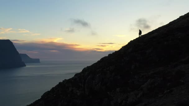 Drönare över människan vid solnedgången på Mount Villingadalsfjall — Stockvideo