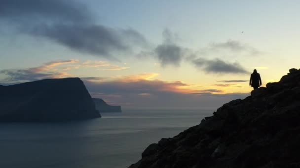 Drohne über Wandersmann bei Sonnenuntergang am Villingadalsfjall — Stockvideo