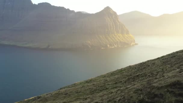 Беспилотник над альпинистом на горе Видарейди — стоковое видео
