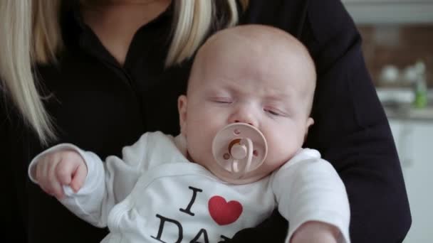 Schattig baby jongen wordt gehouden door mam met een Pacifier in zijn mond — Stockvideo