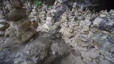 Nusa Penida, Endonezya 'daki Mağara girişinin yakınındaki bir yerde.