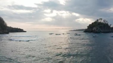 Endonezya 'nın Bali kentindeki küçük adalarla çevrili Okyanus Sularında Yüzen Tekneler