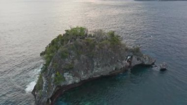 Endonezya, Bali 'de bir ada. Mavi Turkuaz suları kayalara çarpıyor.