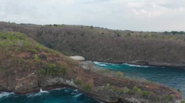 Endonezya 'nın Bali adalarıyla çevrili Deniz Suları Kıyıya vuran dalgalarla