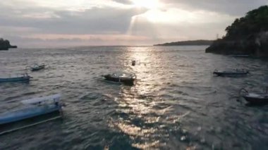 Nusa Penida Adaları, Endonezya 'da Güneş' in Yansıması ve Tekneleri Yüzüyor