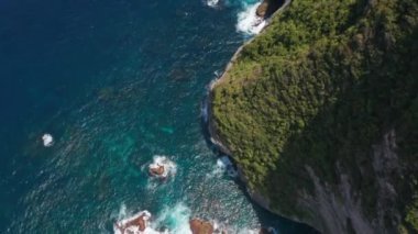 Nusa Penida Adaları 'nda Işıldayan Mavi Sular, Rocky Cliff' in yanında Bali