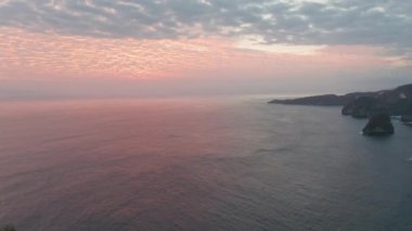 Günbatımında Portakal Gökyüzü ve Endonezya 'da Büyük Okyanus Suları