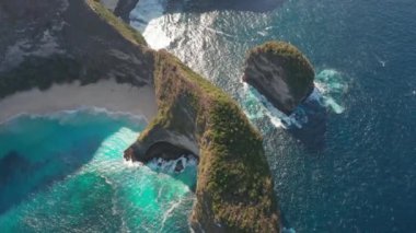 Endonezya 'daki Manta Körfezi boyunca Deniz Burnu Sahnesi' nin Güzel İnsansız Hava Aracı Çekimi