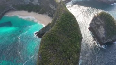 Manta Körfezi Nusa Penida Adası 'nda Güneş ışınlarından parlayan sular