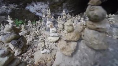 Nusa Penida Adaları 'ndaki mağara girişinde kayalar bir araya geldi.