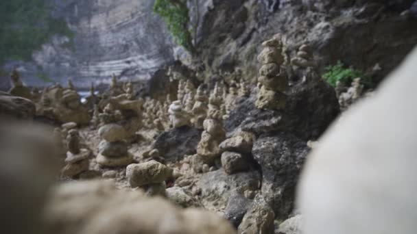 Grand bloc et rochers de forme irrégulière avec des pierres plus petites sur le dessus d'eux