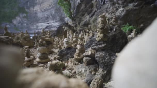 Große Felsbrocken und unregelmäßig geformte Felsen mit kleineren Steinen darauf — Stockvideo