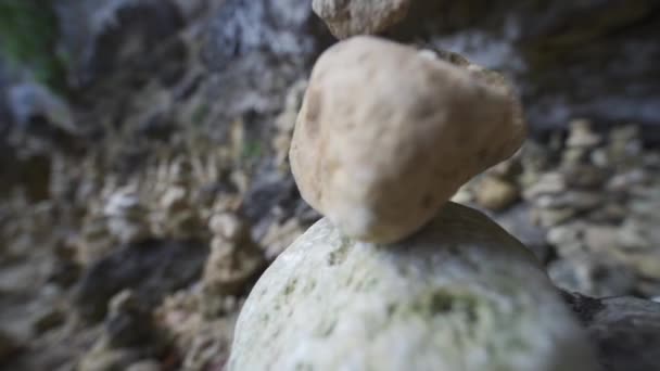 Piedras apiladas hacia arriba y vista desenfocada de rocas dispersas en el suelo — Vídeos de Stock