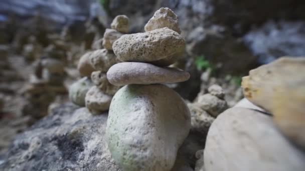 Gros plan de rochers empilés verticalement dans une rangée entière