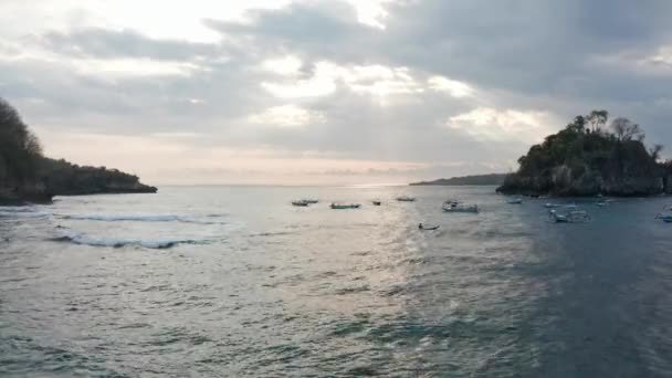 Barcos flutuando nas águas do oceano Rodeados por pequenas ilhas em Bali, Indonésia — Vídeo de Stock