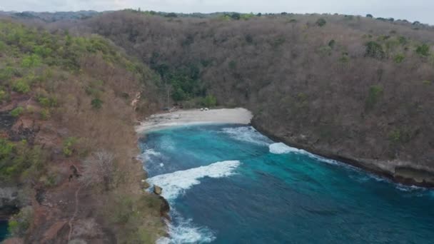 Paisaje de las aguas turquesas en las islas Nusa Penida y exuberantes árboles a su alrededor — Vídeos de Stock