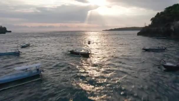 Reflexão do sol e barcos flutuando em torno das ilhas Nusa Penida, Indonésia — Vídeo de Stock