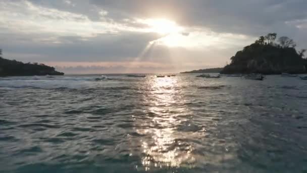 Napsugárzás az égből és tükröződés a gyönyörű óceáni vizeken Indonéziában — Stock videók