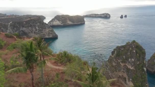 Alta scogliera con vista sulle acque blu dell'Oceano a Nusa Penida, Indonesia — Video Stock