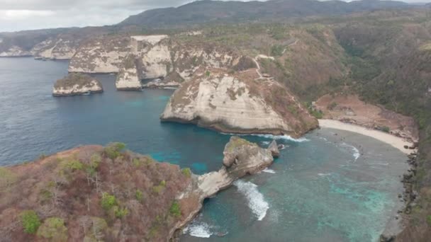 Vista del ojo de pájaro de las islas Nusa Penida con paisaje de las aguas tropicales onduladas — Vídeos de Stock