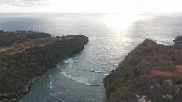 Océano con pequeñas olas formándose entre los acantilados de la isla — Vídeos de Stock