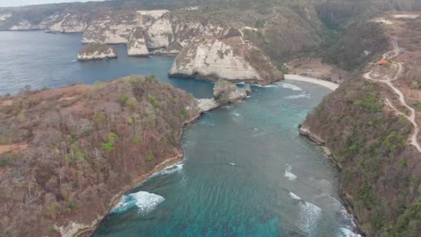 Aerial Panoramic Shot of Wavy Waters in Tropical Nusa Penida Islands, Indonesia — Stock Video