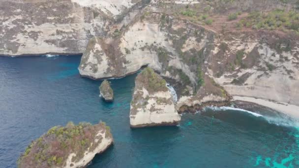 Zeezicht vanuit de lucht op het strand van Nusa Penida Naast het klifgebergte — Stockvideo