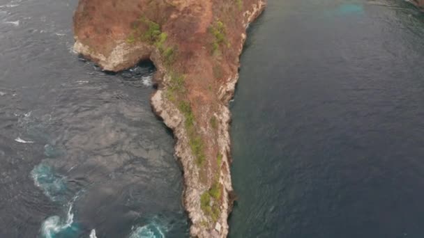 Vista a volo d'uccello sulle isole e le acque profonde dell'oceano blu a Nusa Penida, Bali — Video Stock