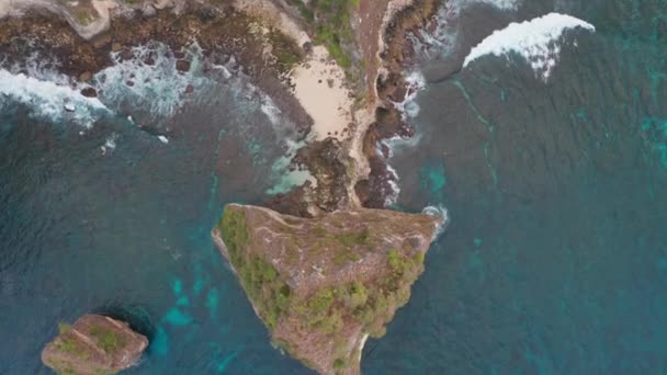 Piękne skaliste klify i plantacja oraz wody oceaniczne na Bali, Indonezja — Wideo stockowe