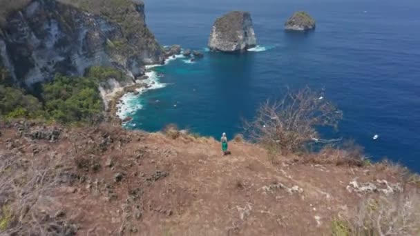 Γυναίκα τρέχει προς την άκρη του βράχου για να δείτε το Panoramic Seascape — Αρχείο Βίντεο