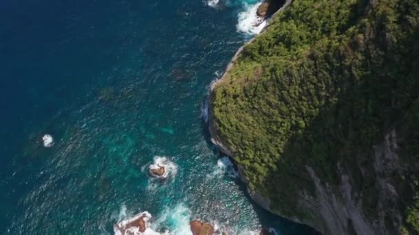 Šumivé modré vody na ostrovech Nusa Penida, Bali Přímo u skalnatého útesu — Stock video