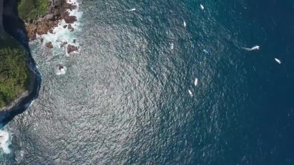 Nusa Penida Adaları 'ndaki Gök Okyanusu sularında yelken açan teknelerin insansız hava aracı görüntüsü — Stok video