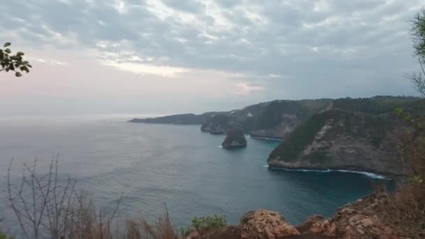 Haut d'une falaise avec vue sur l'eau de l'océan et la plage en contrebas en Indonésie
