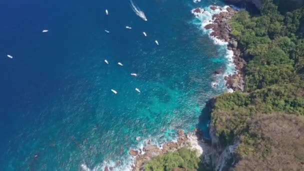 Brillantes aguas azules del mar junto a la costa en la isla de Nusa Penida, Bali — Vídeo de stock