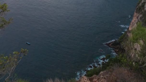 Top of the Hill of Calm Aguas del mar y la costa rocosa con olas estrellándose — Vídeos de Stock
