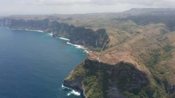 断崖と広大な海を望む絶景ヌサペニダの空中風景 — ストック動画