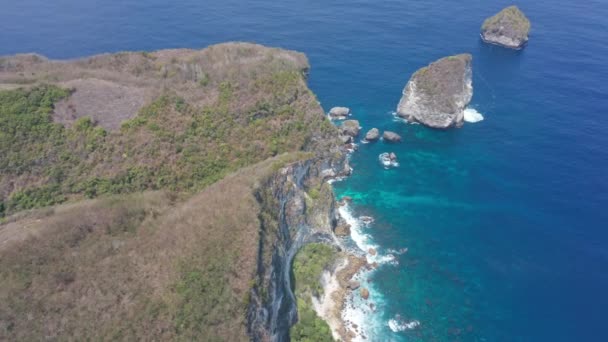 Aerial of Rocky Cliff Mountains and Sparking Ocean Waters by Beach, Indonesia — Video Stock