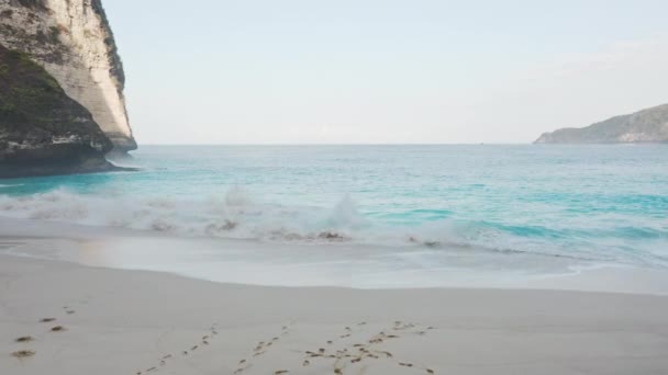 Golven crashen tegen het witte zandstrand in Nuda Penida Island, Bali — Stockvideo
