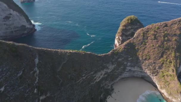 Υψηλής γωνίας λήψη του κόλπου Manta στη Nuda Penida, Νήσος — Αρχείο Βίντεο