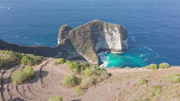 Vista desde lo alto de la playa Kelingking con aguas del océano contra cielos despejados — Vídeos de Stock