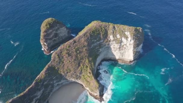 Dron Shot Zatoki Manta i Blue Sea Waters przeciwko bezchmurnemu niebu — Wideo stockowe