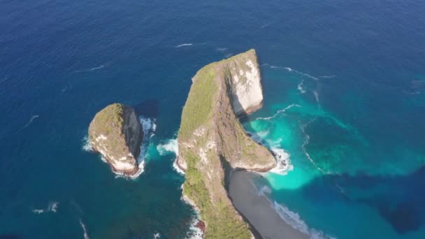 Panoramica aerea della baia di Manta nell'isola di Nuda Penida, Bali Indonesia — Video Stock