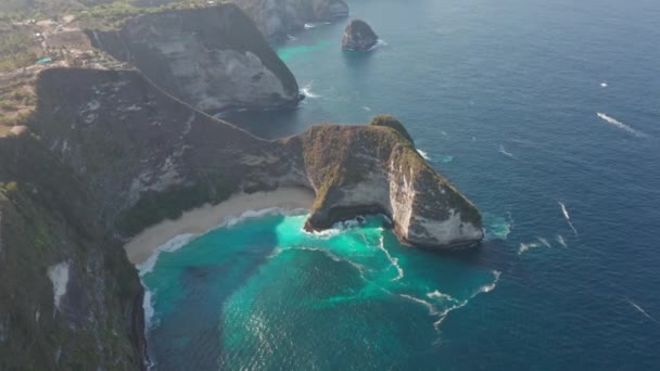 Bellissimo paesaggio marino dall'alto della spiaggia di Kelingking, Bali, Indonesia — Video Stock