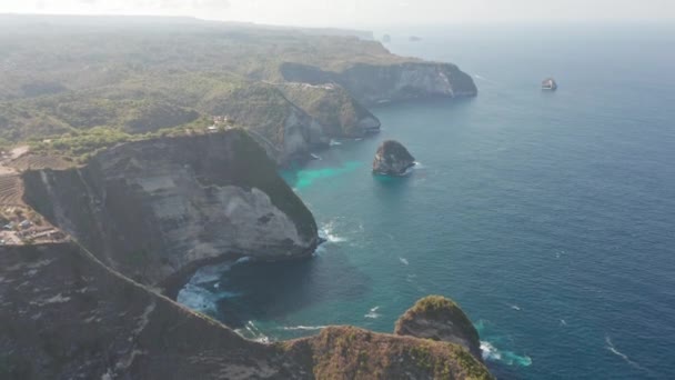 Ocean Waters and Tall Cliffs Along Manta Bay, Indonesia — Stok Video