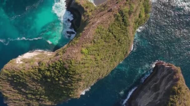 Manta Bay with Lush Trees Surrouded by the Sparkling Ocean Waters — Stock Video