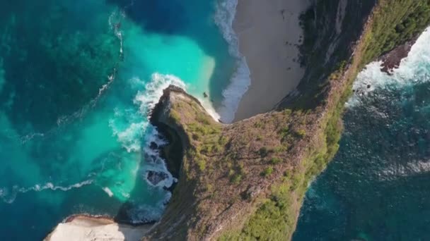 Drone Shot of the Vast Ocean Horizon and Waves Crashing Against the Shore. — Vídeo de stock